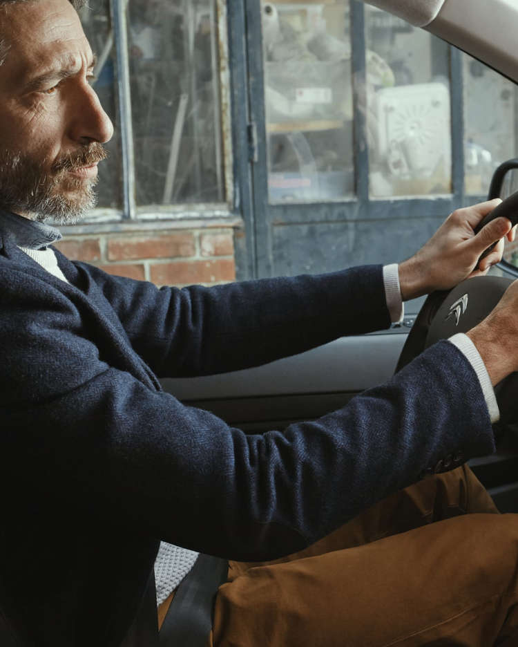 Чоловік старшого віку за кермом автомобіля CITROËN Jumpy