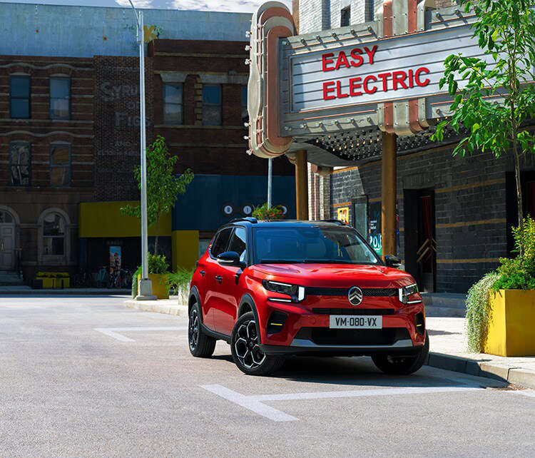 Citroën ë-C3 червоного кольору на стоянці на вулиці