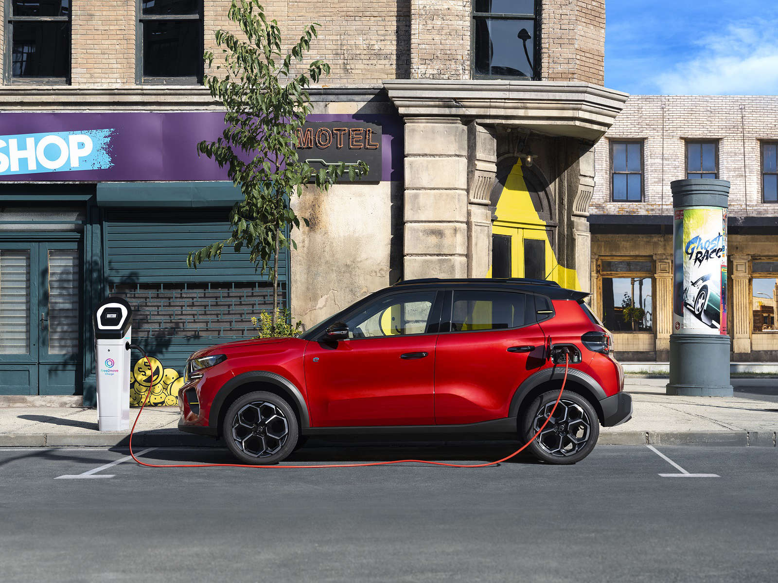 Новий CITROЁN ё-С3, вигляд з лівого боку під час заряджання