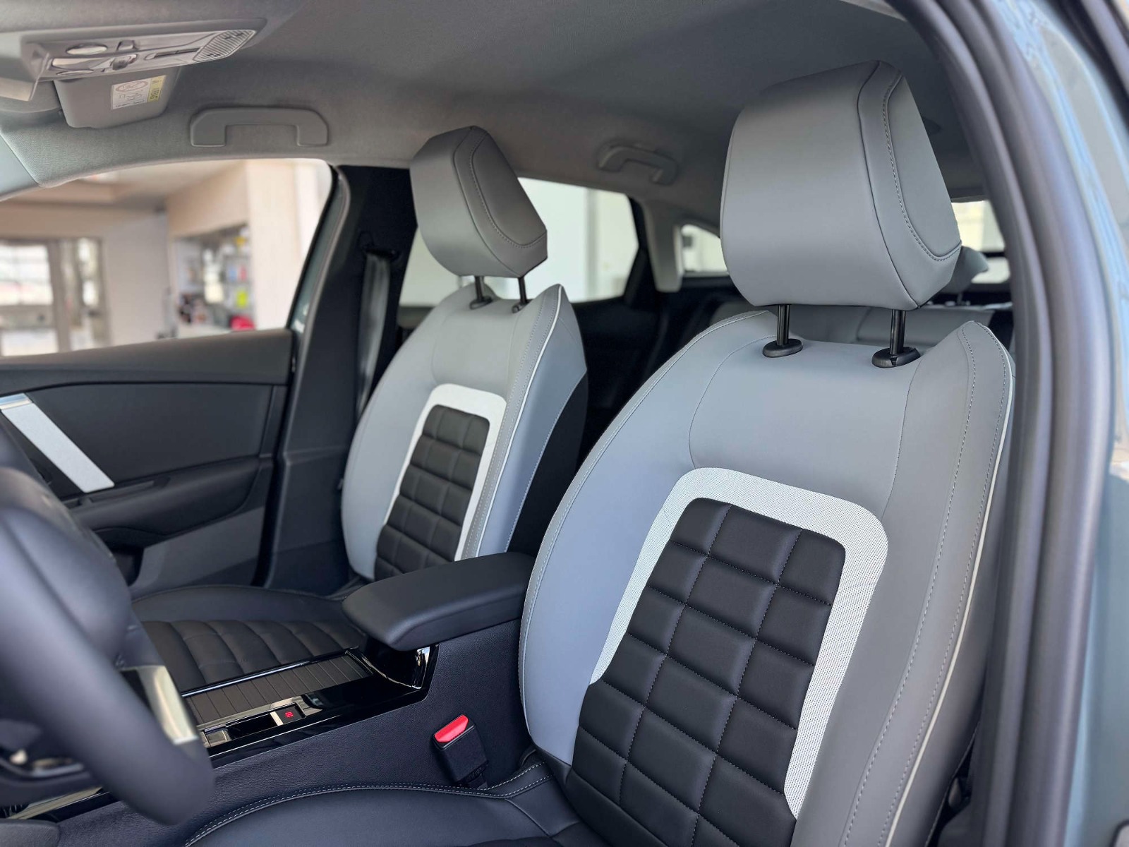 Передні сидіння у салоні нового CITROЁN С4