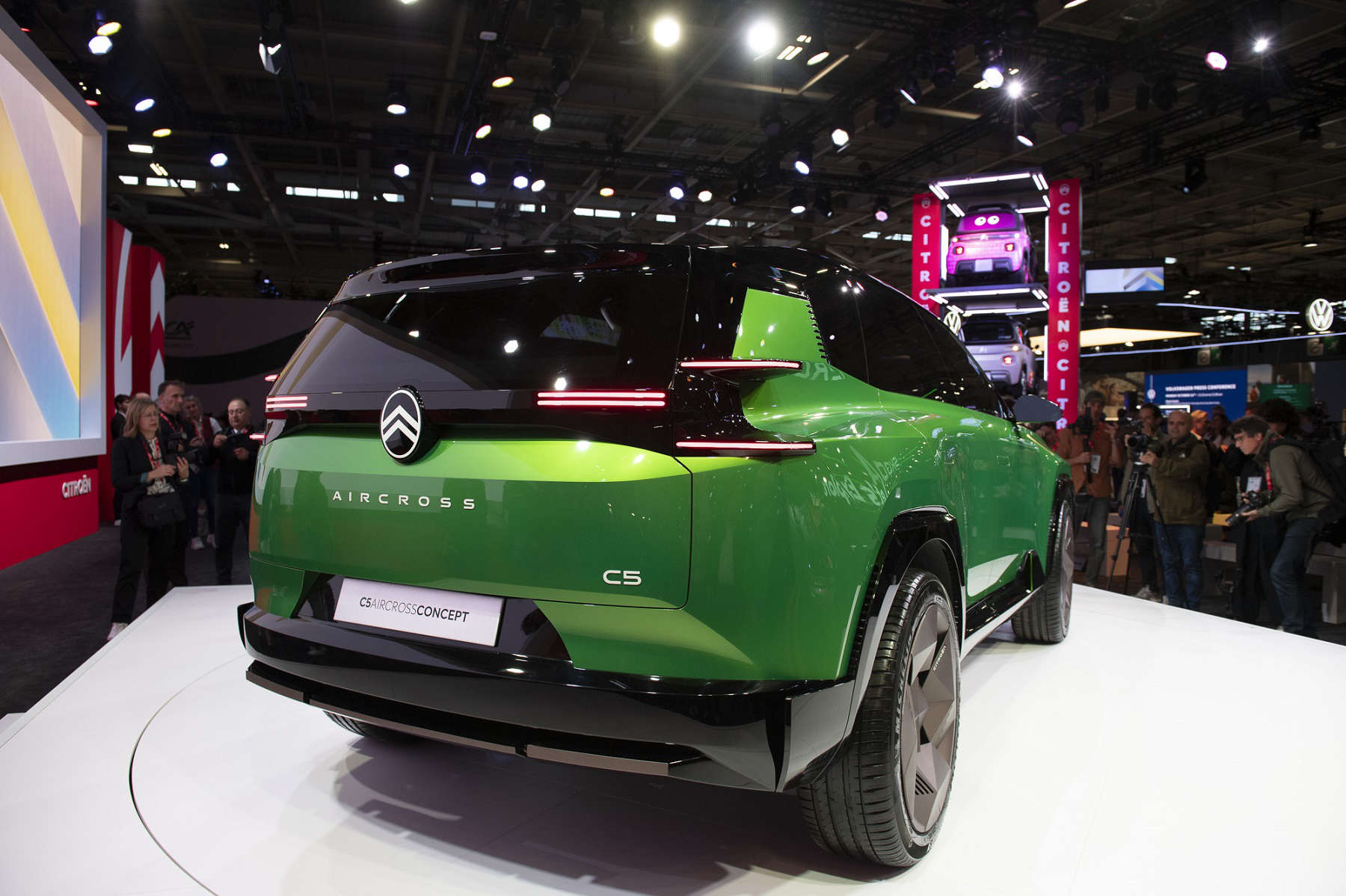 Концепт-кар CITROЁN C5 Aircross, вигляд ззаду з правого боку